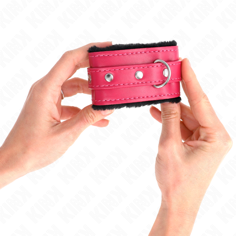 KINK - PREMIUM PELZGEFÜTTERTE HANDGELENKFESSELN SCHWARZ MIT HIMBEERROSA-GÜRTEL VERSTELLBAR 17-29 CM X 6 CM