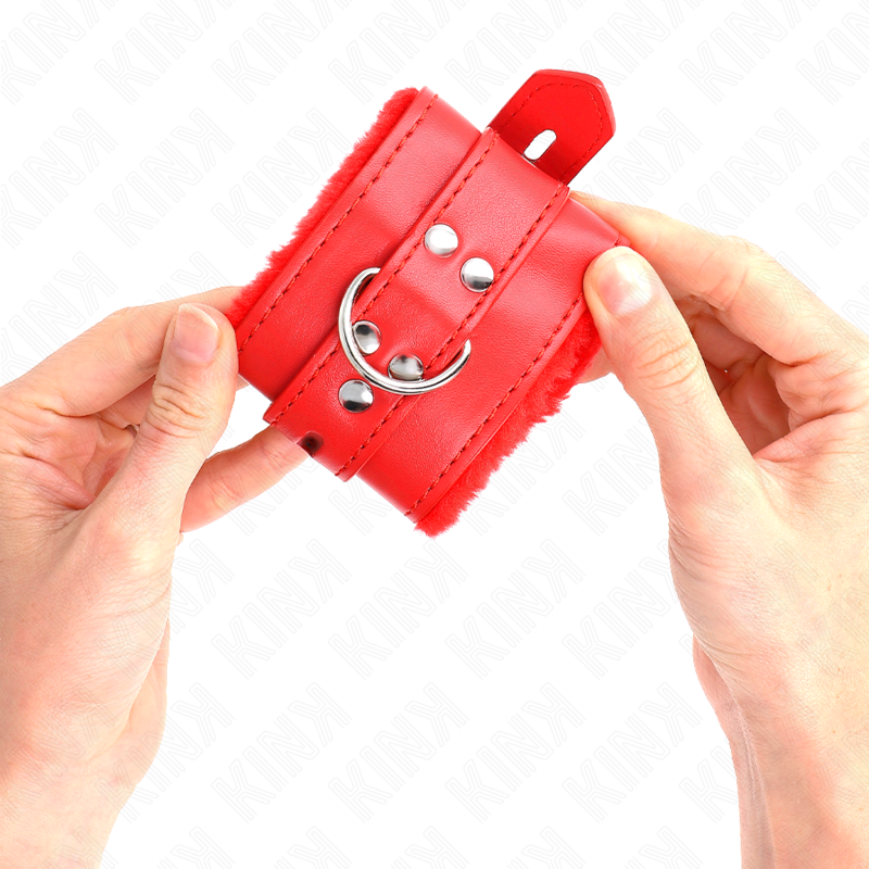 KINK - PELZGEFÜTTERTE HANDGELENKFESSELN MIT QUADRATISCHEN LÖCHERN, ROT UND ROTEM GÜRTEL, VERSTELLBAR 17-29 CM X 6 CM