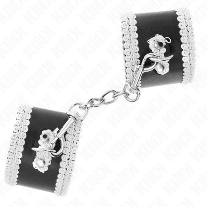 KINK - SCHWARZE HANDGELENKFESSELN MIT WEISSER VERZIERTER SPITZE, VERSTELLBAR 20-23 CM X 5,5 CM